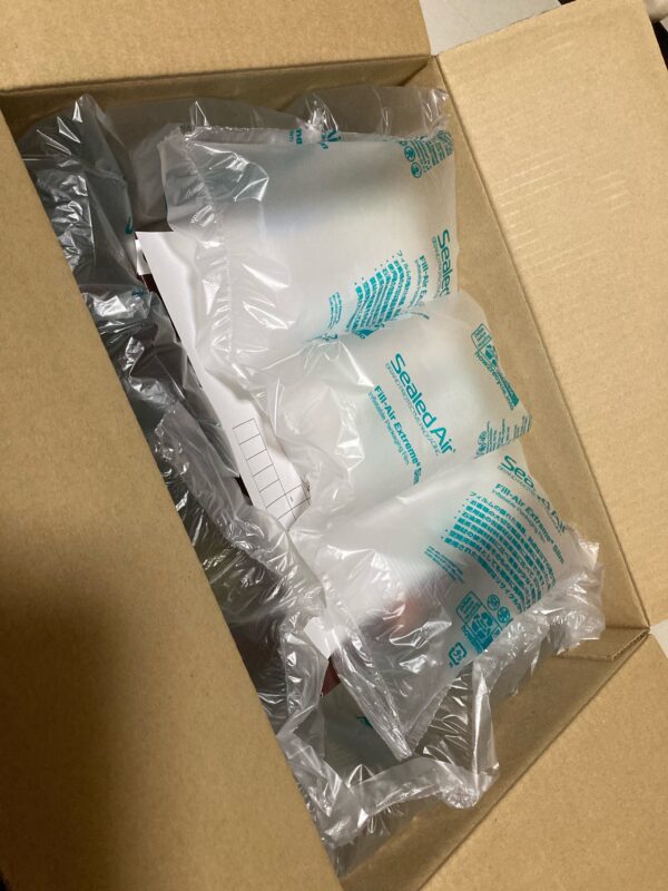 アラクレで獲得した景品が実際に自宅へ届いた際の開封写真。段ボール箱の中に緩衝材(エアクッション)で丁寧に梱包された状態