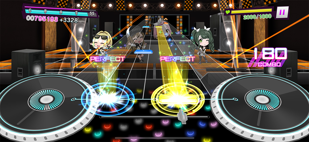 デフォルメされたキャラクターが踊るライブ演出のプレイ画面