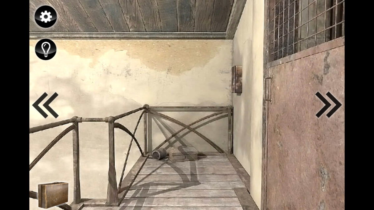 屋根裏部屋の木の橋と鉄格子の扉を見渡すゲーム画面。探索できるエリアの奥行きが伝わる
