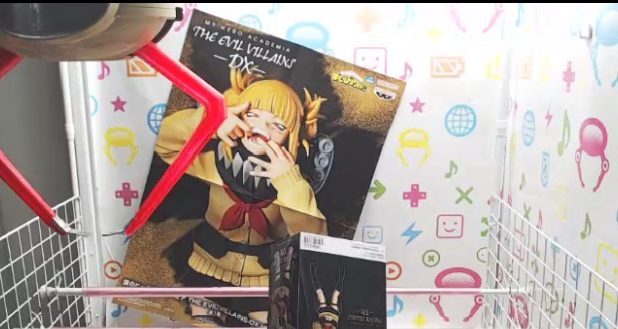 GetLive 実際のクレーンゲーム台画面。フィギュアの景品にアームが伸びている様子