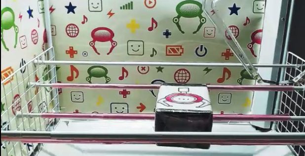 GetLive実際のクレーンゲーム台画面。ミステリーボックス型の景品にアームが近づいている様子