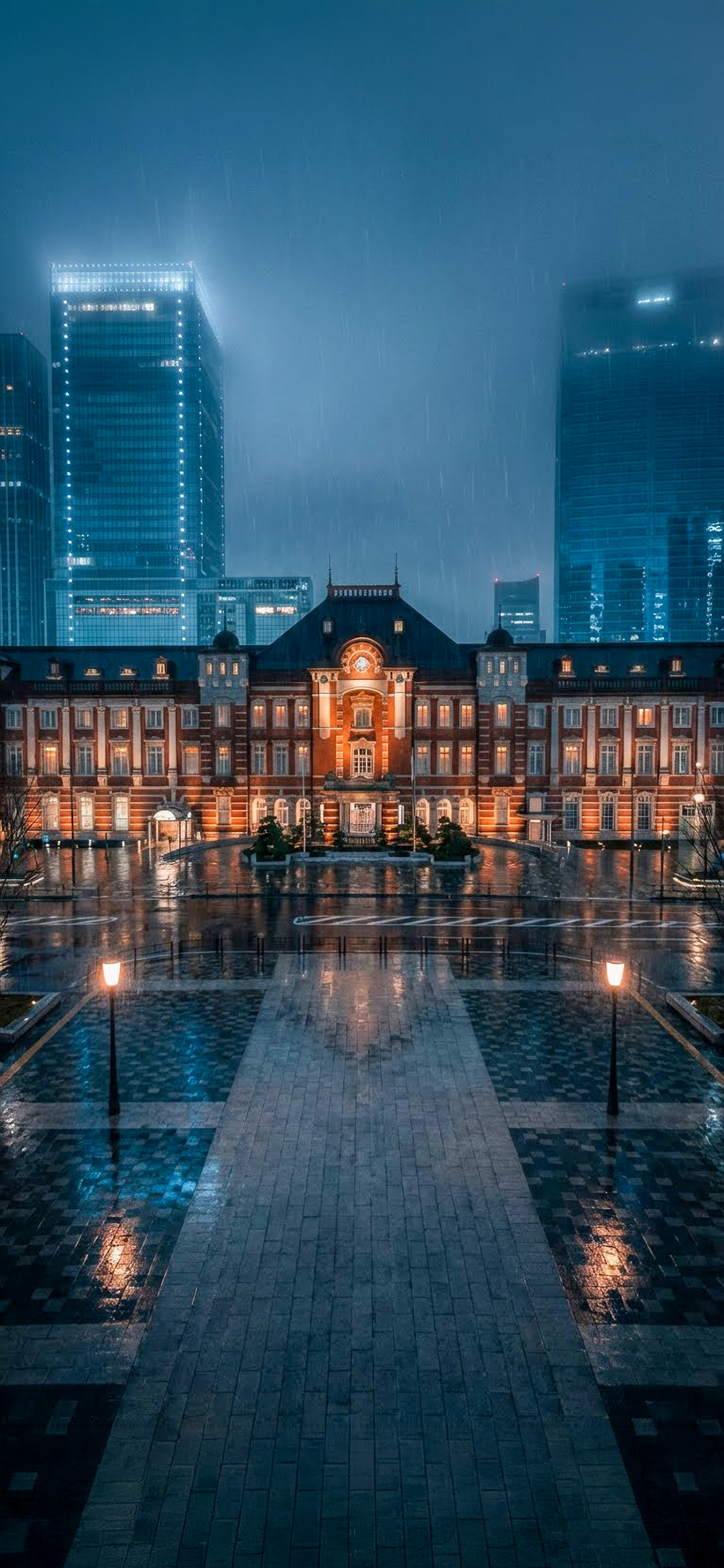 誰もいない東京駅丸の内駅舎の正面を雨の中から見上げて探索するゲーム画面