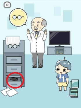 白衣を着た博士とテレビ、ロボット少年が並ぶ研究室のようなワンシーン