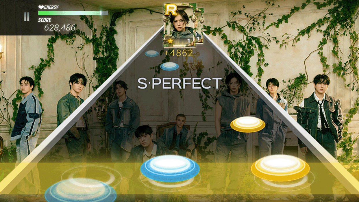 Stray Kidsの楽曲をプレイ中のリズムゲーム画面。蔦の絡まる壁を背景に「S・PERFECT」判定が出ている